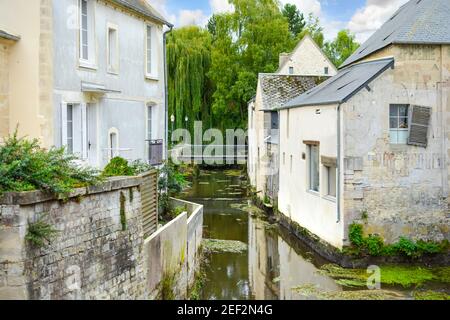 Bâtiments pittoresques le long de la rivière Aure en Normandie médiévale Ville de Bayeux France près de l'ancien moulin Banque D'Images