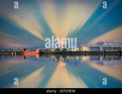 Industrie de raffinerie de pétrole avec réservoirs de stockage de pétrole dans le port de North Yorkshire, Royaume-Uni Banque D'Images