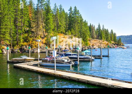 Bateaux, motomarines et motomarines amarrés à une marina le long de Tubbs Hill sur le lac coeur d'Alene à coeur d'Alene, Idaho Etats-Unis Banque D'Images