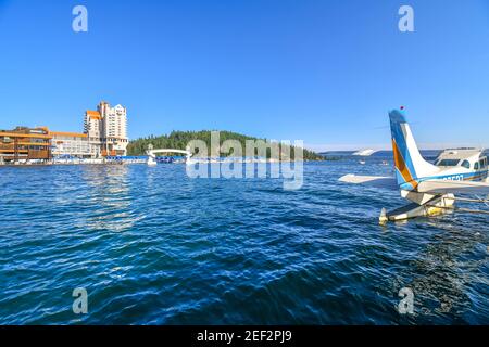 Un hydravion se trouve dans le lac avec Tubbs Hill et le centre-ville en vue dans la ville de coeur d'Alene, Idaho, Etats-Unis en été Banque D'Images