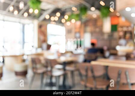 Intérieur du restaurant flou et confortable pour un arrière-plan Banque D'Images