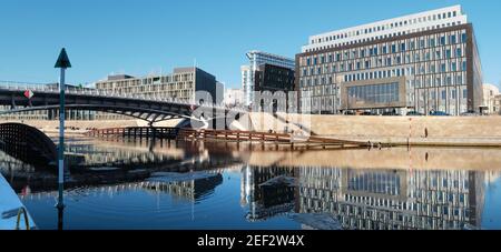 Rivière Spree en hiver. Architecture moderne. Crown Prince Bridge ou Kronprinzenbr cke en allemand. Bundespressekonferenz, BPK, presse fédérale Banque D'Images