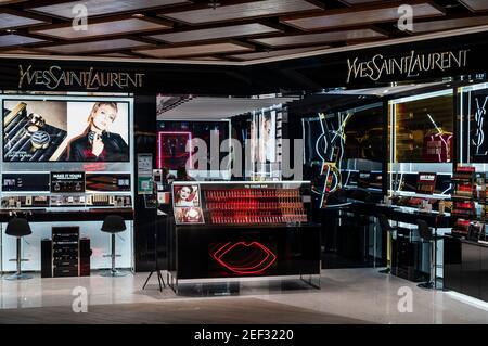 Boutique Yves Saint Laurent de la marque française de luxe vue à Hong Kong. Banque D'Images