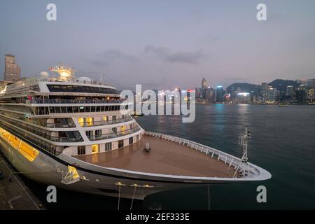 Kowloon, Hong Kong - octobre 8 2018 : un navire de croisière massif est ancré dans le terminal de croisière Tsim Sha Tsui, de l'autre côté du port de Victoria, au coucher du soleil à Ho Banque D'Images