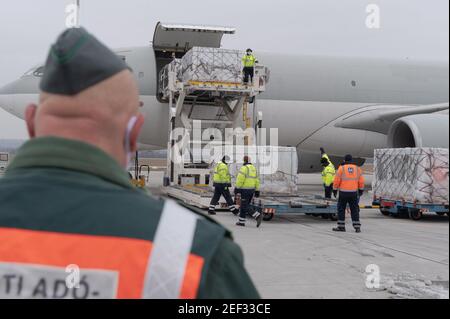 Budapest, Hongrie. 16 février 2021. Les membres du personnel transfèrent le premier lot du vaccin chinois Sinopharm COVID-19 acheté par la Hongrie à l'aéroport international Liszt Ferenc de Budapest (Hongrie), le 16 février 2021. Credit: Attila Volgyi/Xinhua/Alay Live News Banque D'Images