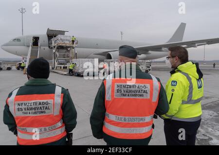 Budapest, Hongrie. 16 février 2021. Les membres du personnel transfèrent le premier lot du vaccin chinois Sinopharm COVID-19 acheté par la Hongrie à l'aéroport international Liszt Ferenc de Budapest (Hongrie), le 16 février 2021. Credit: Attila Volgyi/Xinhua/Alay Live News Banque D'Images