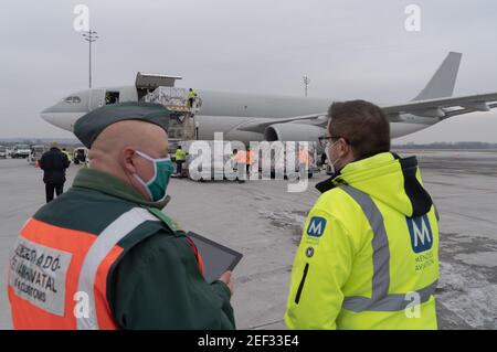 Budapest, Hongrie. 16 février 2021. Les membres du personnel transfèrent le premier lot du vaccin chinois Sinopharm COVID-19 acheté par la Hongrie à l'aéroport international Liszt Ferenc de Budapest (Hongrie), le 16 février 2021. Credit: Attila Volgyi/Xinhua/Alay Live News Banque D'Images