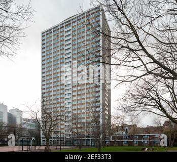 Londres, Royaume-Uni. 15 février 2021. Logement social fourni par le Conseil d'Islington à Angel. Les successions du Conseil sont construites pour fournir des besoins de logement de base aux personnes qui ont de la difficulté à être employées et à maintenir un revenu. Crédit : SOPA Images Limited/Alamy Live News Banque D'Images