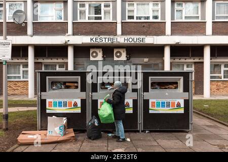 Londres, Royaume-Uni. 15 février 2021. Un résident des maisons sociales de l'arrondissement d'Islington a vu recycler les ordures ménagères dans les installations de développement durable du Conseil. Crédit : SOPA Images Limited/Alamy Live News Banque D'Images