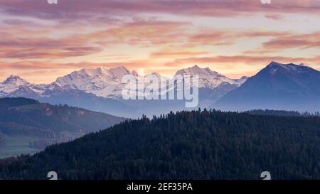 Coucher du soleil dans le majestueux paysage de montagnes. Ciel dramatique. Chaîne des Carpates, l'Ukraine, l'Europe. Banque D'Images