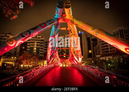 Le pont Alkaff de Singapour traverse la rivière Singapour à Robertson Quay et a été peint par l'artiste visuel acclamé Pacita Abad Banque D'Images