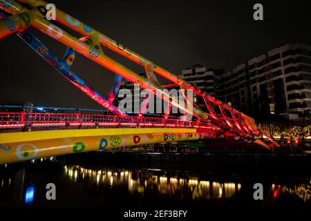 Le pont Alkaff de Singapour traverse la rivière Singapour à Robertson Quay et a été peint par l'artiste visuel acclamé Pacita Abad Banque D'Images