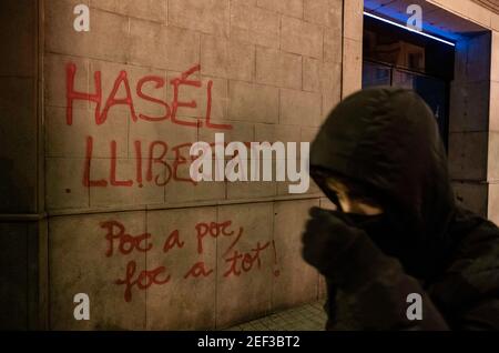 Un graffiti appelant à la liberté de Pablo Hasel est vu sur le mur d'une banque sur la rue Aragón pendant la manifestation. Après l'arrestation et l'emprisonnement du rappeur Pablo Hasel accusé d'exaltation du terrorisme et d'insultes à la couronne dans les paroles de ses chansons, plus d'un millier de personnes ont manifesté à Barcelone pour réclamer la liberté de Pablo Hasel. Banque D'Images