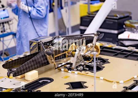 NASA. 16 février 2021. Washington, États-Unis. 16 février 2021. L'hélicoptère Mars et son système de livraison d'hélicoptères Mars ont été attachés au mobile de la persévérance Mars au Centre spatial Kennedy le 6 avril 2020. Une coque (non représentée) protégera l'hélicoptère lors de la descente du rover à la surface du cratère du Jezero le 18 février 2021. L'hélicoptère sera déployé environ deux mois et demi après la persévérance. Crédit : UPI/Alay Live News Banque D'Images