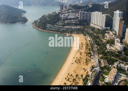 Vue aérienne de la célèbre plage de Repulse Bay sur l'île de Hong kong, au bord de la mer de Chine méridionale à Hongkong. Le front de mer est bordé d'une grande dépanneuse résidentielle Banque D'Images