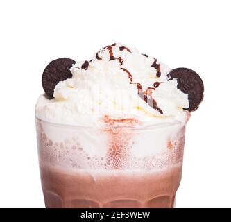 gros plan de milkshake au chocolat avec de la crème et des biscuits au chocolat incrustés sur fond blanc Banque D'Images
