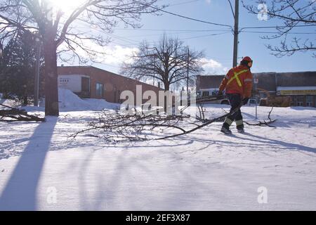 Toronto, Ontario / Canada - 12/31/2019: Nettoyer après la tempête de neige hivernale Banque D'Images