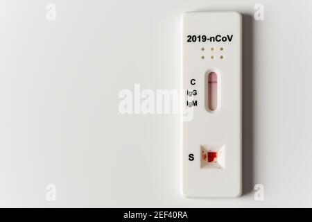 Test COVID et échantillon de laboratoire de tests sanguins pour le diagnostic Nouvelle infection par le virus Corona Banque D'Images