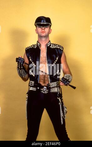 DETROIT, MI - JUIN 13 : le chanteur Rob Halford du groupe anglais de métaux lourds Judas Priest pose pour un portrait en studio lors de la Metal Conqueror Tour le 13 juin 1984 à l'arène Joe Louis à Detroit, Michigan. Crédit: Ross Marino Archive / MediaPunch Banque D'Images