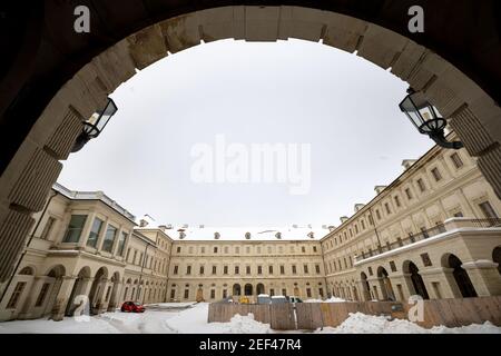 Weimar, Allemagne. 16 février 2021. Une clôture de construction se trouve dans la cour intérieure du Palais de la ville. Le Klassik Stiftung Weimar prévoit de présenter aujourd'hui les grands projets d'infrastructure Stadtschloss et Goethe's Residence lors de sa conférence de presse annuelle. Credit: Michael Reichel/dpa/Alay Live News Banque D'Images