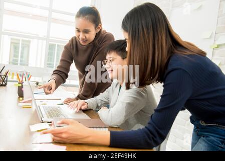 Groupe d'étudiants de l'université regardant l'ordinateur portable - l'apprentissage et le concept d'éducation Banque D'Images