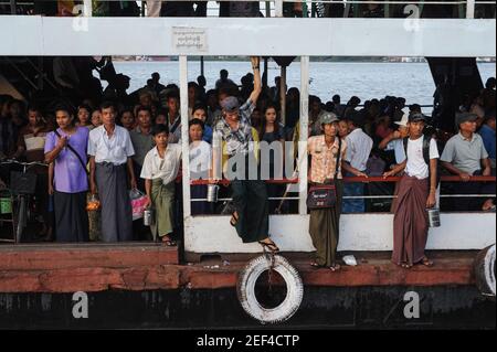 22.11.2013, Yangon, Myanmar, Asie - les navetteurs sur un Yangon à Dala (Dalah) Ferry arrivent au terminal de ferry de Dala après avoir traversé le fleuve Yangon. Banque D'Images