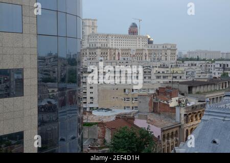 Vue d'ensemble d'une variété de styles architecturaux contrastés de bâtiments à Bucarest, Roumanie, paysage urbain dominé par le bâtiment du gouvernement. Banque D'Images