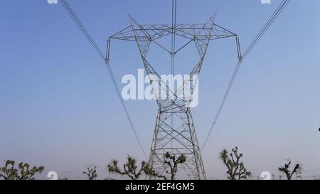 Système de distribution d'électricité. Fils triphasés des pôles d'électricité. Fermeture de la ligne de câblage électrique. Banque D'Images