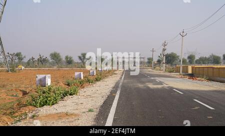 10 février 2021- Sikar, Jaipur, Inde. Route RIICO et ferme-près. Asphalte route et parcelle réservée aux industries et aux machines. Zone à haut risque a Banque D'Images