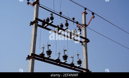 10 février 2021- Sikar, Jaipur, Inde. Isolant et interrupteurs à proximité sur les pôles de fil. Isolateurs en porcelaine sur une ligne haute tension Banque D'Images