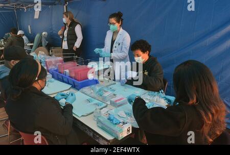 Los Angeles, États-Unis. 17 février 2021. Les assistants médicaux préparent des seringues à partir d'un flacon du vaccin Moderna pour les résidents locaux en attente de recevoir une dose de vaccin COVID-19 au Centre de santé communautaire de Kedren, dans le sud de Los Angeles, le mardi 16 février 2021. Pour stimuler la vaccination chez les personnes de couleur, le comté de L.A. prévoit plus de sites, de meilleurs messages et un accès au transit. Les personnes âgées noires, latino-américaines et autochtones sont vaccinées à des taux inférieurs à ceux des autres groupes. Photo de Jim Ruymen/UPI crédit: UPI/Alay Live News Banque D'Images