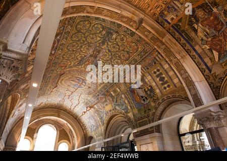 Mosaïques sur le plafond dans le vestibule de l'église du souvenir de l'empereur Guillaume (Gedächtniskirche) à Berlin, en Allemagne. Banque D'Images