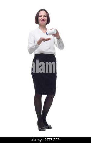 Femme d'affaires mature appliquant du désinfectant . isolée sur fond blanc. Banque D'Images