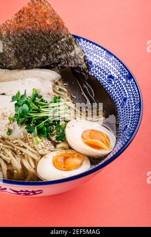 Soupe de nouilles Shio ramen avec poulet et œufs Banque D'Images