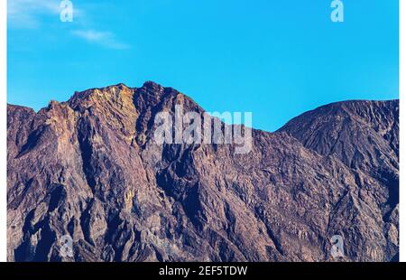 Partie de la cratère robuste de l'embouchure du volcan Sakurajma, vue sur fond de ciel bleu. Banque D'Images