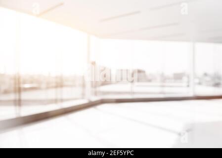 Bureau blanc flou avec mur en verre, vue sur le bâtiment de la ville Banque D'Images