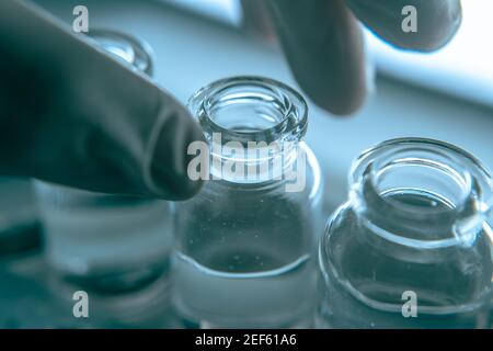 Scientifique développant un vaccin dans un laboratoire Banque D'Images