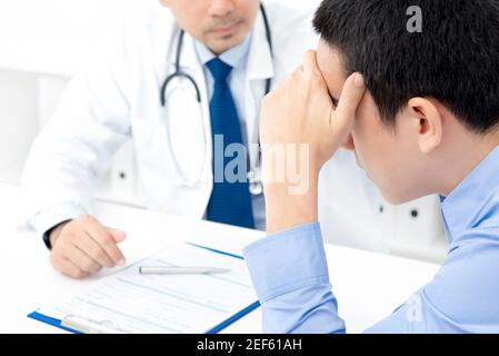 Jeune homme stressé de consultation avec le médecin Banque D'Images