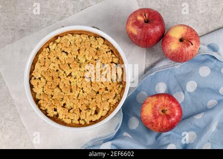 Tarte aux pommes traditionnelle européenne avec crumbles de garniture en blanc moule à charnière Banque D'Images