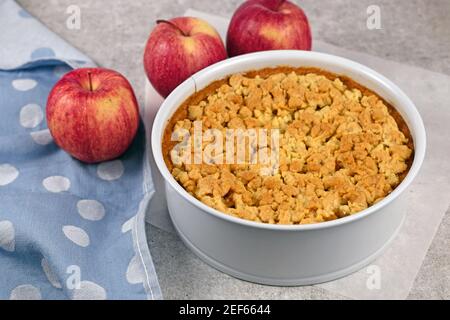 Tarte aux pommes traditionnelle européenne avec crumbles de garniture en blanc moule à charnière Banque D'Images