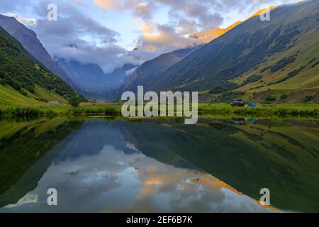 Hautes montagnes du Caucase avec une vue magnifique. Végétation verte et arbustes sur des rochers tranchants, entre les montagnes du lac. Magnifique mesme Banque D'Images