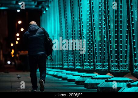 Landesweit, Allemagne. 17 février 2021. Un seul homme marche à travers un passage souterrain éclairé en début de matinée. Le Premier ministre de Rhénanie-du-Nord-Westphalie, Laschet (CDU), a réitéré son appel à une voie prévisible pour les citoyens face à la crise de Corona. (À dpa 'Laschet réitère la demande de verrouillage prévisible') Credit: Marius Becker/dpa/Alay Live News Banque D'Images