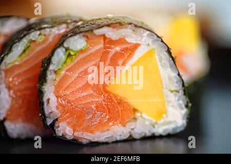 délicieux sushi au saumon et à la mangue Banque D'Images