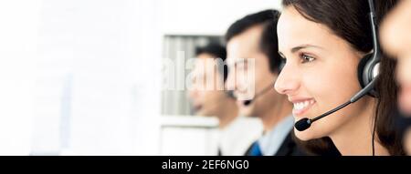 Télémarketing souriant agents du service client, concept de travail du centre d'appels, bannière Web avec espace de copie Banque D'Images