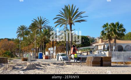 Orihuela Costa, Alicante , Espagne - février 2021: Construction sur route par la plage de Campoamor brisée par de fortes pluies. Banque D'Images