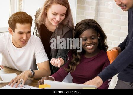 Groupe d'étudiants universitaires multiethniques travaillant ensemble - concept d'éducation Banque D'Images