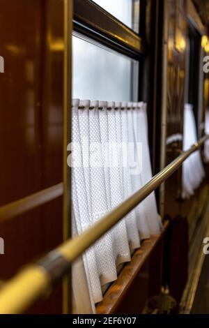 Rideaux de dentelle sur la fenêtre dans le train Banque D'Images