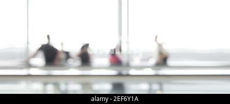 Image floue des personnes au terminal de l'aéroport, arrière-plan abstrait de la bannière Web horizontale Banque D'Images