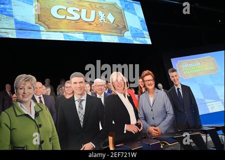 Passau, Allemagne. 17 février 2021. Mercredi des cendres politiques en Bavière - CSU : au mercredi des cendres politiques du CSU, qui a lieu dans le Dreiländerhalle, il y a des supports en carton avec des photos collées sur eux. En raison de la crise de Corona, le mercredi des cendres a lieu numériquement pour la première fois cette année. Credit: Peter Kneffel/dpa-POOL/dpa/Alay Live News Banque D'Images