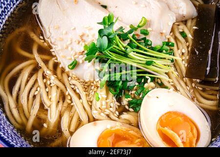 Soupe de nouilles Shio ramen avec poulet et œufs Banque D'Images